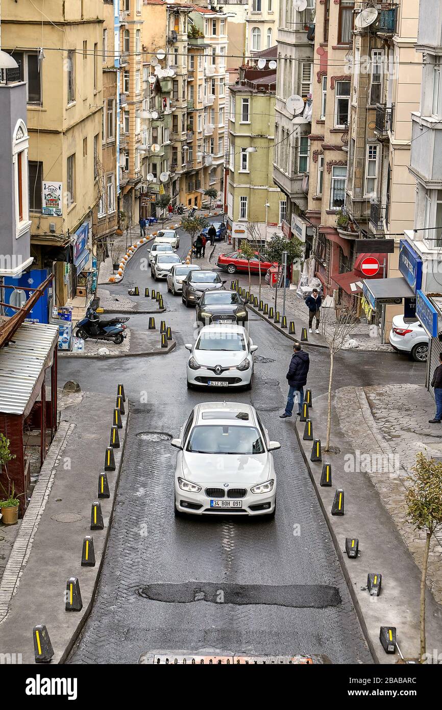 Istanbul, Türkei - 12. Februar 2020: Anhäufung von Autos im touristischen und historischen Zentrum der Stadt, Stau. Stockfoto