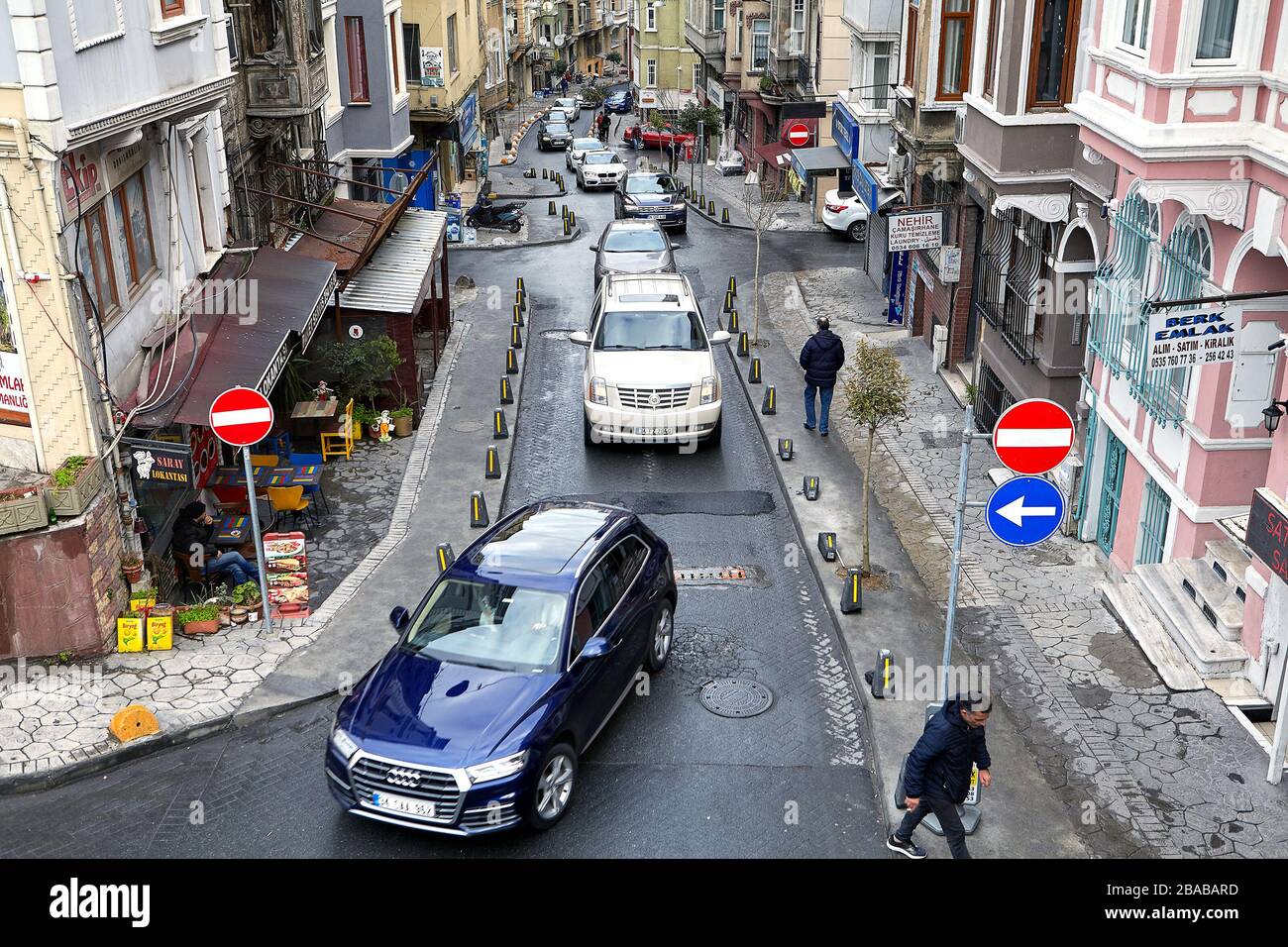 Istanbul, Türkei - 12. Februar 2020: Stau auf einer schmalen Straße in einem Touristengebiet. Stockfoto