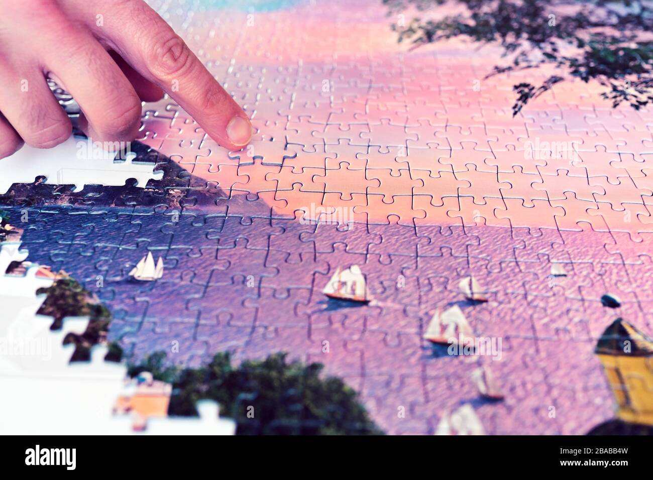 Viel Spaß und entspannen Sie sich, indem Sie ein Puzzle machen Stockfoto