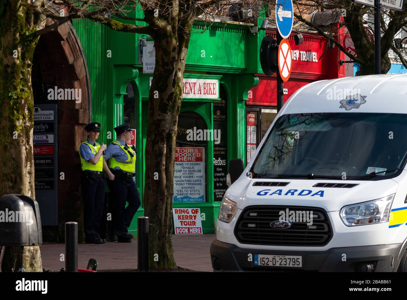 Zwei weibliche Polizisten aus Garda, die entspannt im Dienst im ruhigen Stadtzentrum von Killarney, County Kerry, Irland, waren Stockfoto