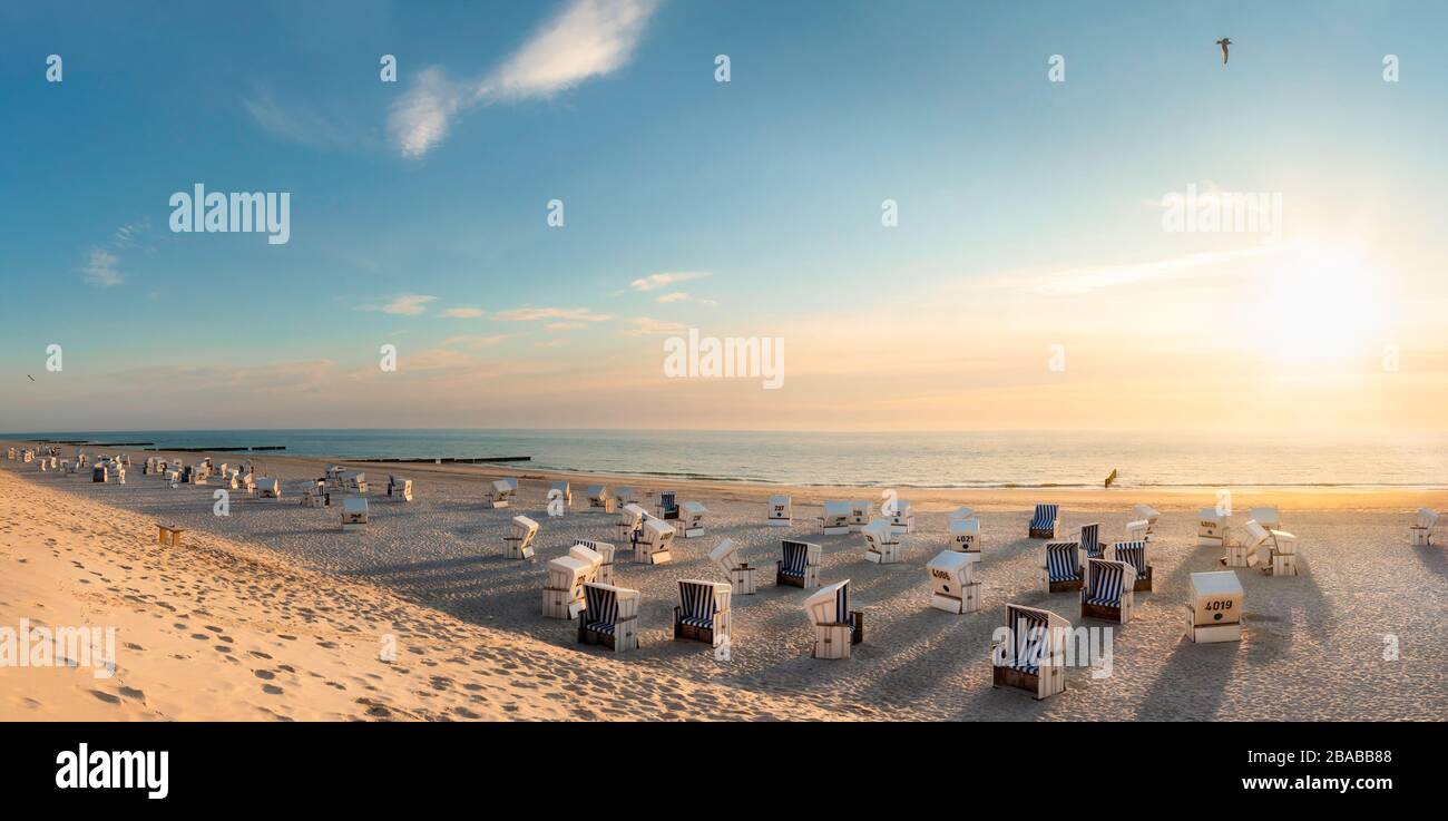 Sommerliche Strandlandschaft mit Korbstühlen an der Nordsee bei Sonnenuntergang. Sylt Island Beach Resort, Deutschland. Feiner Sandstrand. Stockfoto
