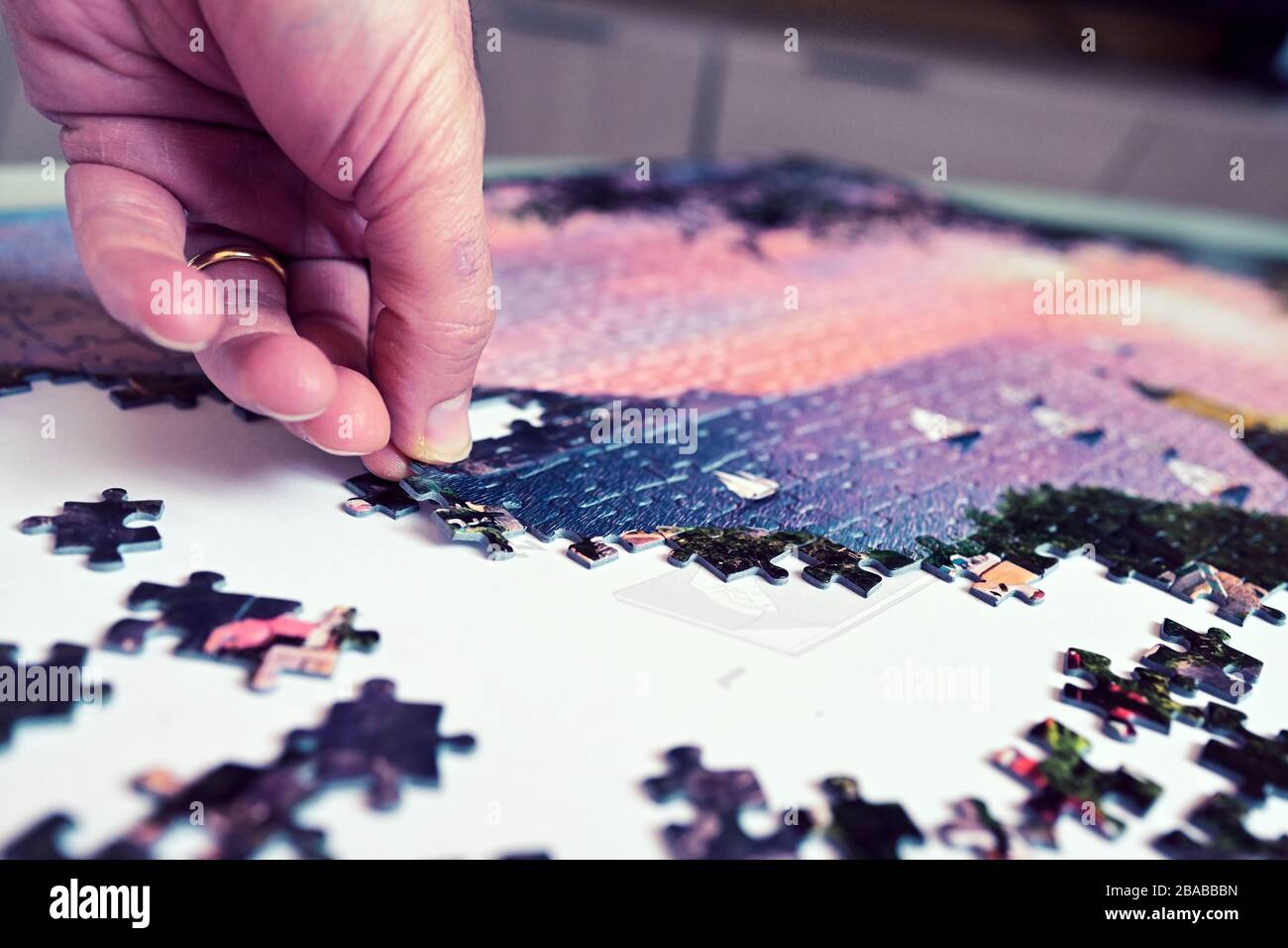 Viel Spaß und entspannen Sie sich, indem Sie ein Puzzle machen  Stockfotografie - Alamy