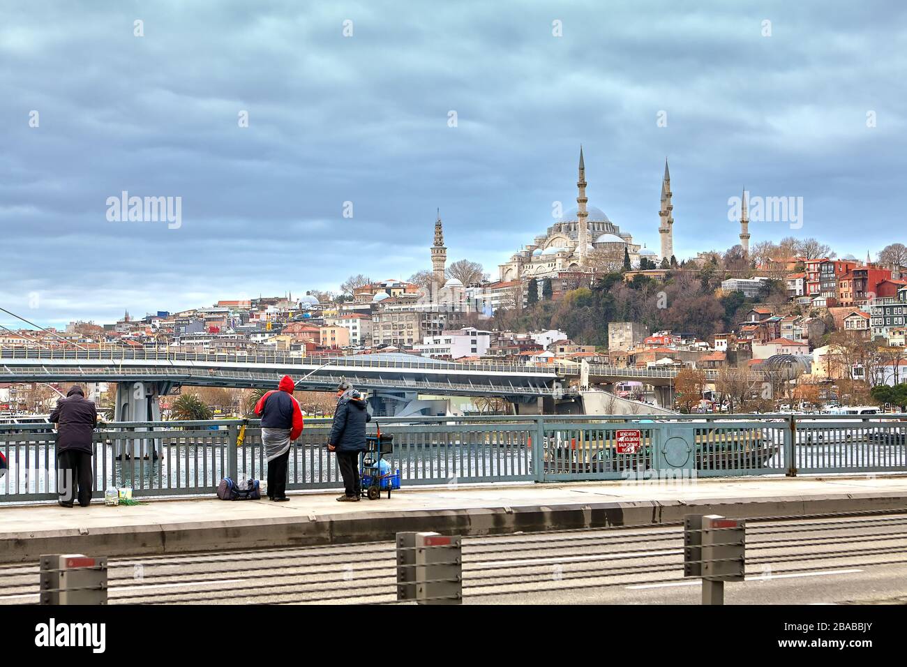 Istanbul, Türkei - 12. Februar 2020: Istanbul, Türkei - 12. Februar 2020: Die Atatürk-Brücke, alternativ auch Unkapani-Brücke genannt, ist eine Autobahn B. Stockfoto