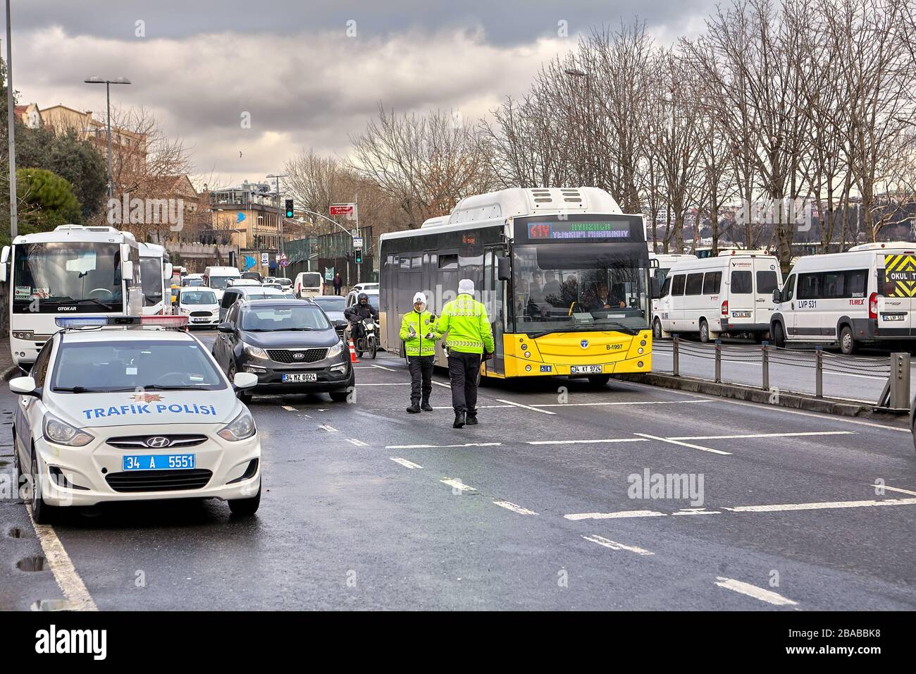 Istanbul, Türkei - 12. Februar 2020: Verkehrspolizisten kontrollieren Fahrzeuge auf einer vielbefahrenen Autobahn. Stockfoto