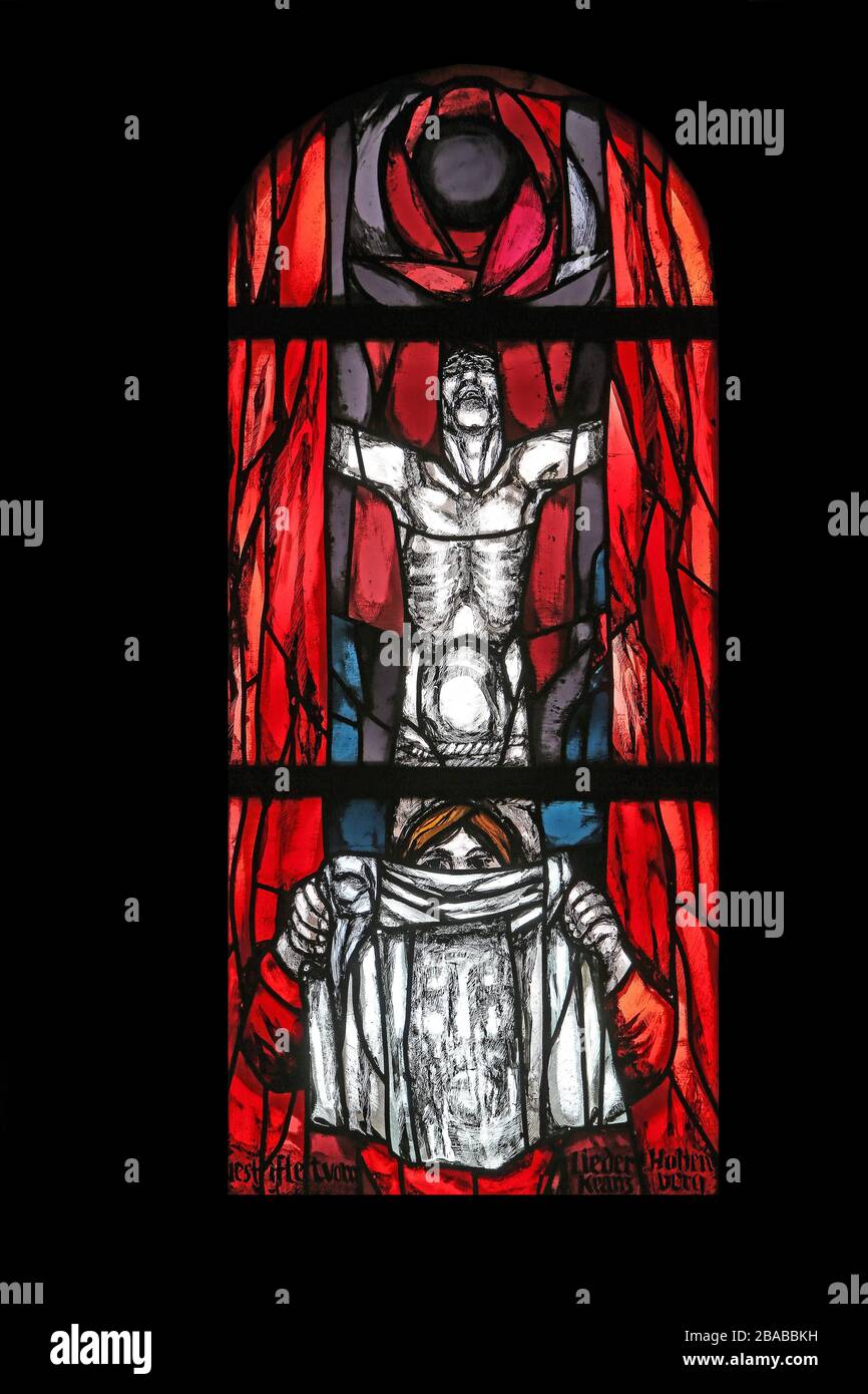 Dunkle Sonne des Karfreitags, Glasfenster von Sieger Koder in der Jakobskirche in Hohenberg, Deutschland Stockfoto