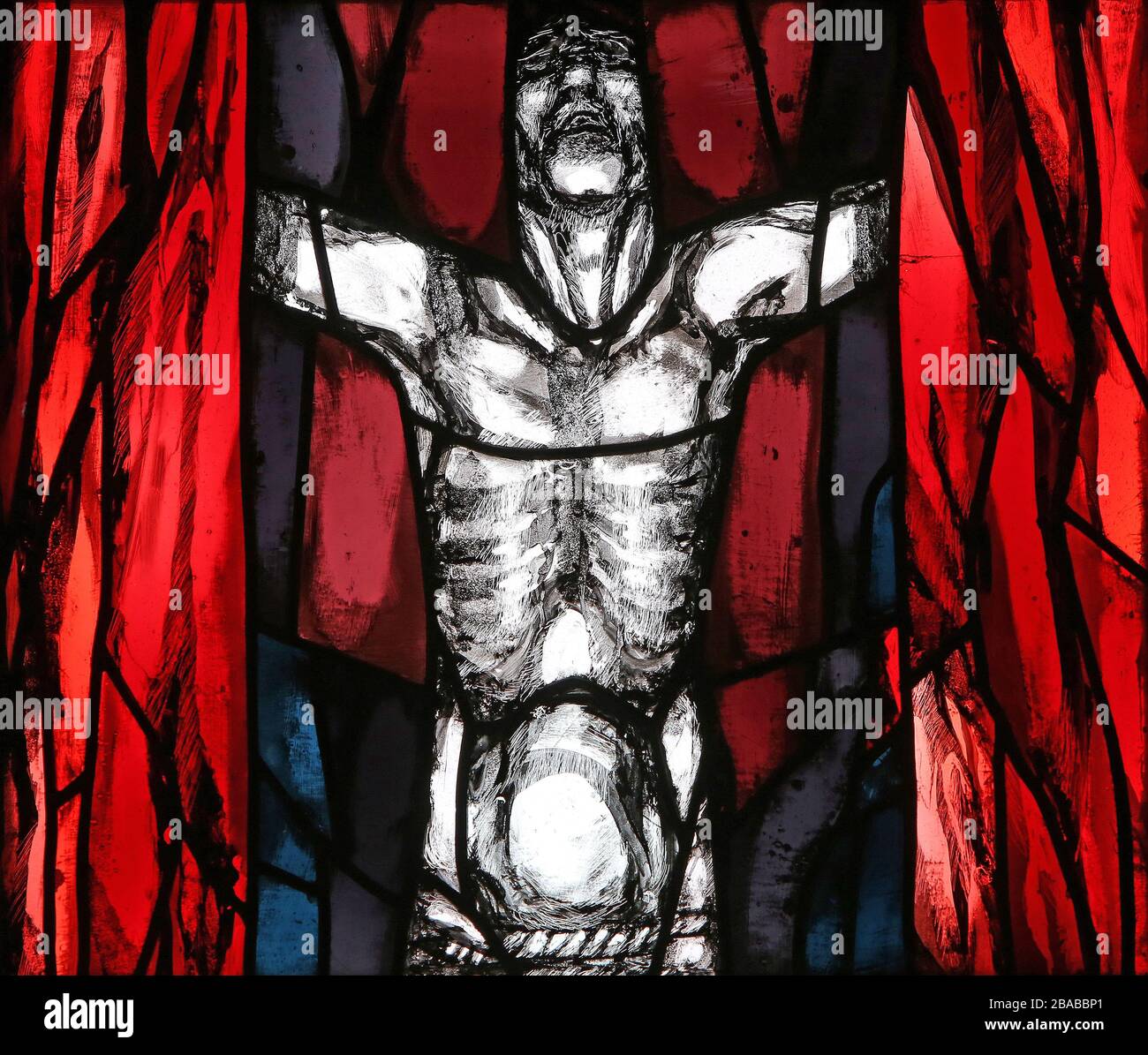 Dunkle Sonne von Karfreitag, Detail des Buntglasfensters von Sieger Koder in der Jakobskirche in Hohenberg, Deutschland Stockfoto