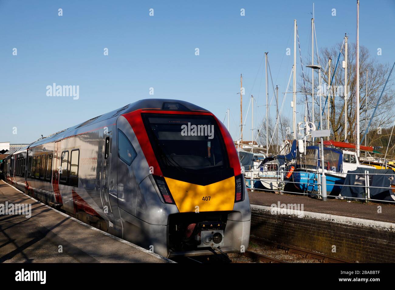 Greater Anglia Stadler FLIRTET den Zweimode-Elektro-Dieselzug im Bahnhof Woodbridge auf der East Suffolk Line (Ipswich bis Lowestoft) Suffolk, England Stockfoto