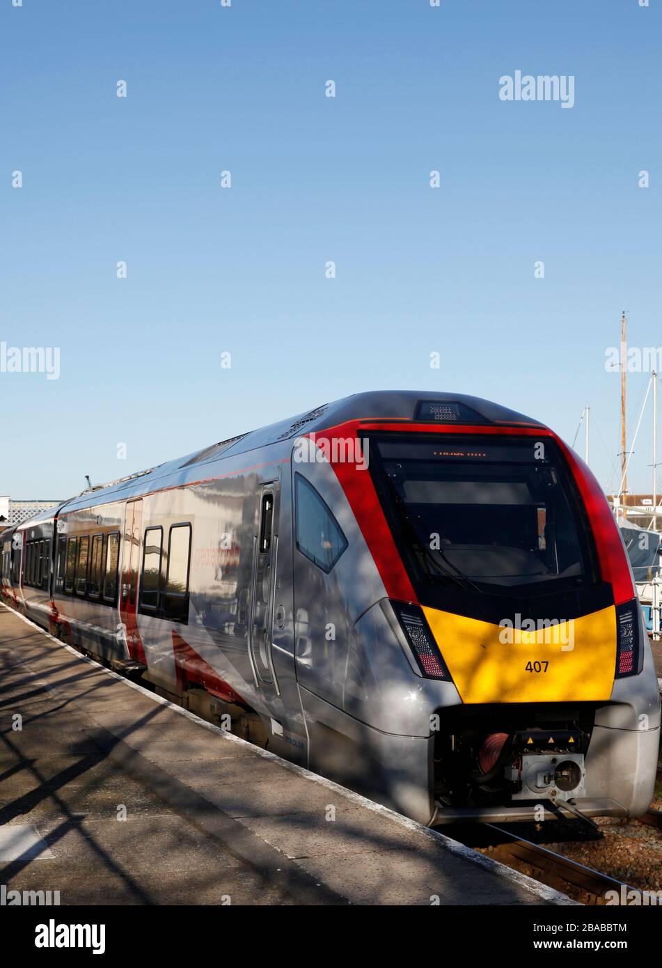 Greater Anglia Stadler FLIRTET den Zweimode-Elektro-Dieselzug im Bahnhof Woodbridge auf der East Suffolk Line (Ipswich bis Lowestoft) Suffolk, England Stockfoto