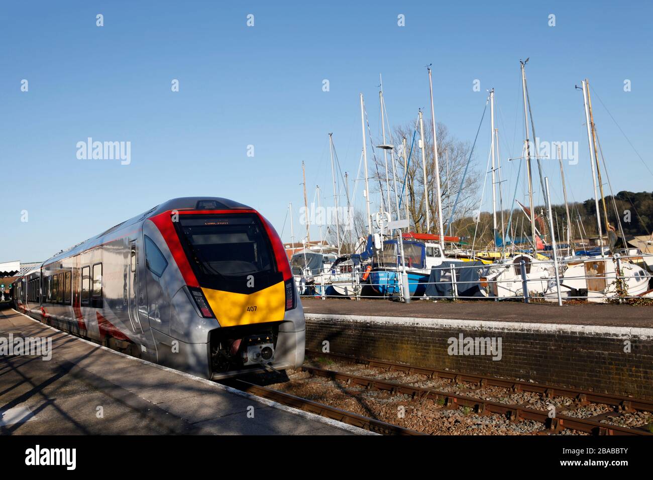 Greater Anglia Stadler FLIRTET den Zweimode-Elektro-Dieselzug im Bahnhof Woodbridge auf der East Suffolk Line (Ipswich bis Lowestoft) Suffolk, England Stockfoto