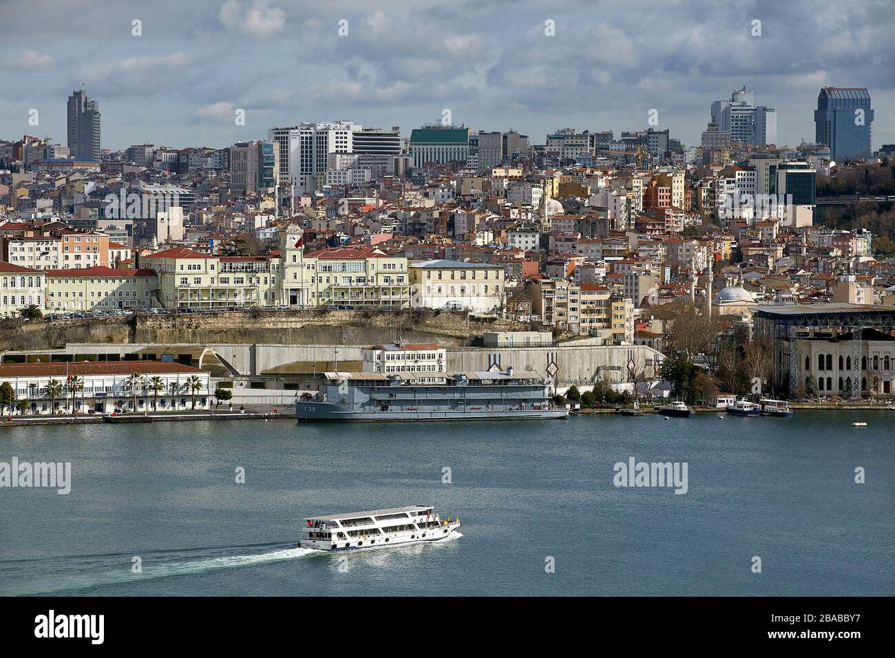 Istanbul, Türkei - 12. Februar 2020: Blick auf die Bucht des Goldenen Horns und den Stadtteil Beyoglu im europäischen Teil der Stadt. Stockfoto