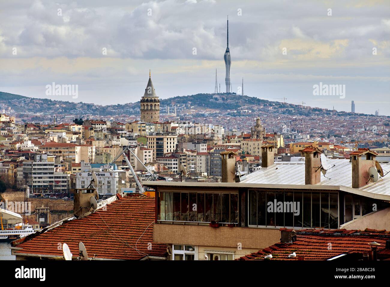 Istanbul, Türkei - 12. Februar 2020: Dach eines Wohnhauses im Gebiet Fatih, Galata-Turm im Bezirk Beyoglu auf der gegenüberliegenden Seite des Goldenen Horns, Stockfoto