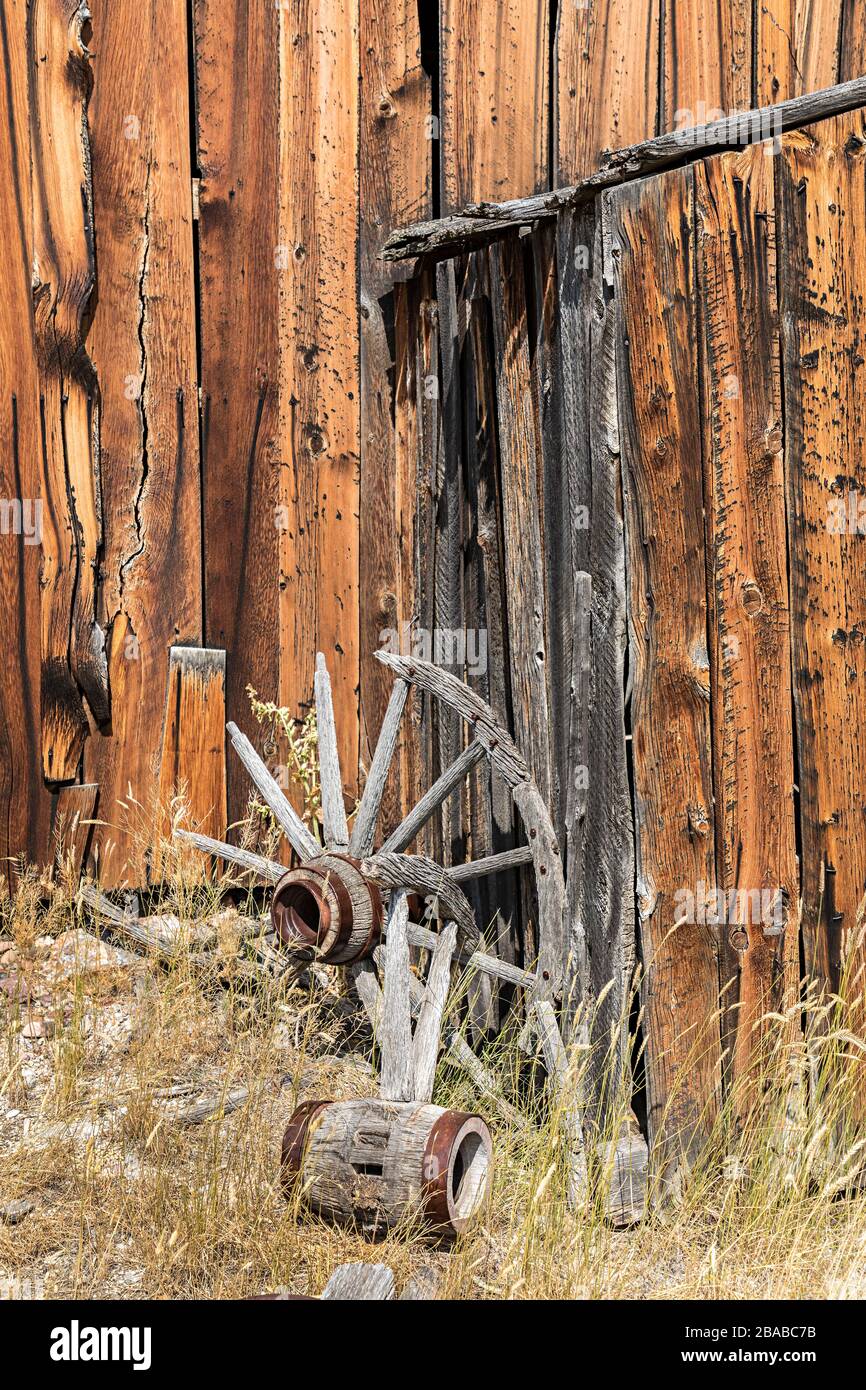 Verwittertes Holz und zerbrochenes Karre Wheel, Bannack Ghost Town, Montana, USA Stockfoto