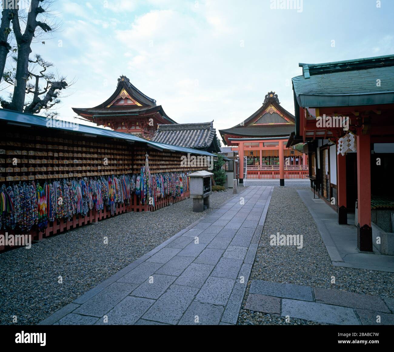 Gebetstafeln und verschiedene Tempelbauten am Fushimi Inari Schrein. Kyoto, Japan Stockfoto