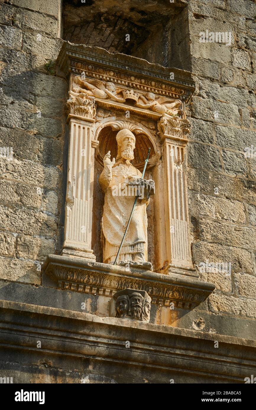 Die Statue des heiligen Blaise an der Wand des Pfahltores, der Eingang zum Gebiet der Altstadt von Dubrovnik, Kroatien, ist Stockfoto
