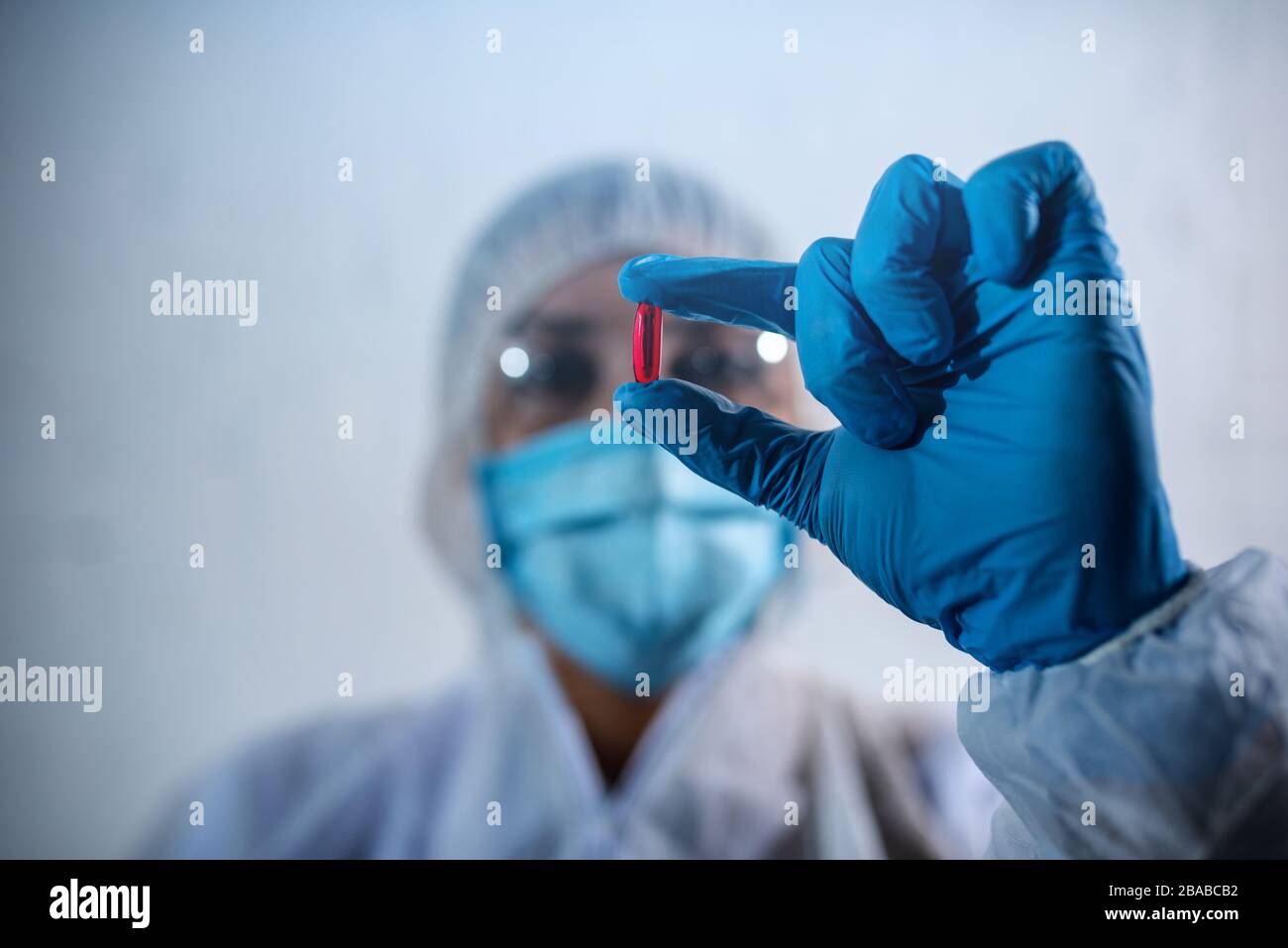 Der Pharmaforscher findet eine Lösung für Coronavirus. Konzept der medizinischen Forschung Stockfoto