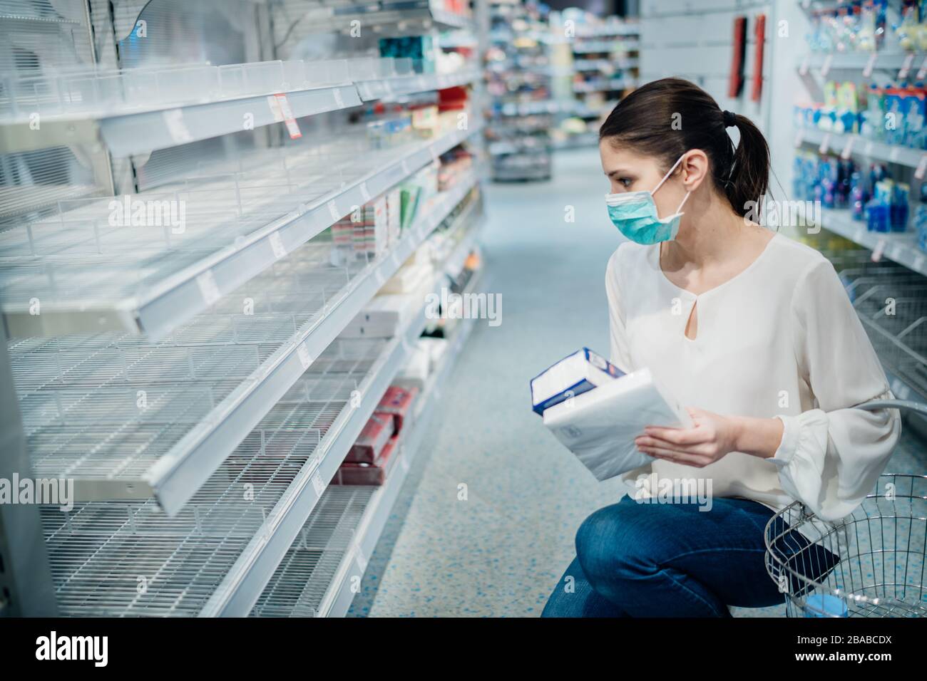 Einkaufen während der Epidemie.Käufer trägt eine Schutzmaske.Einkaufen für ausreichend Lebensmittel und Reinigungsmittel.Pandemie-Quarantänevorbereitung.Pandemie q Stockfoto