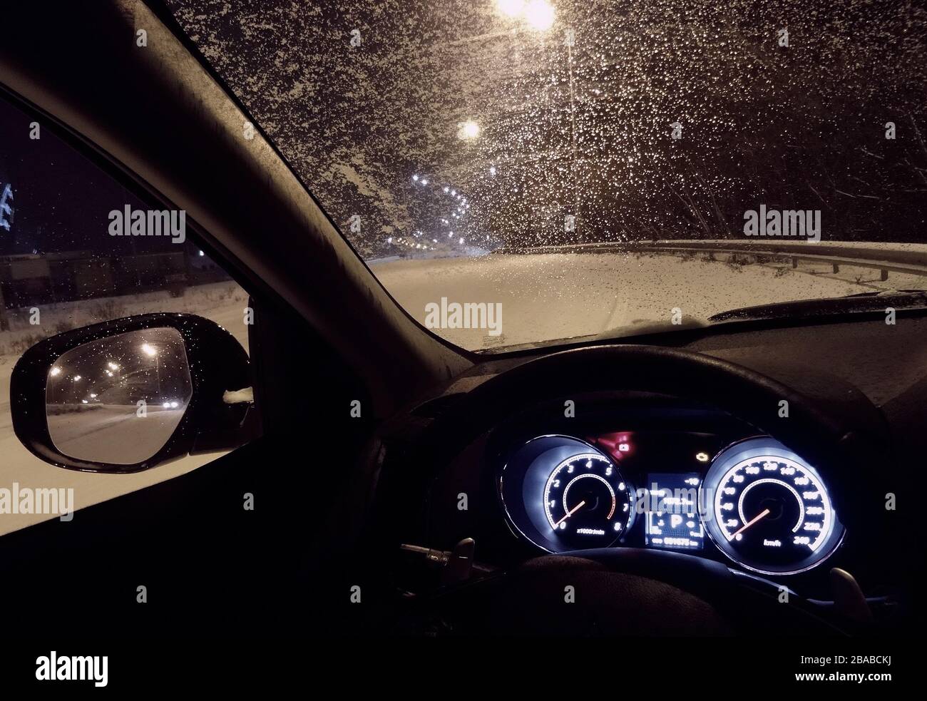 Auto Windschutz Mit Eisfrost Auf Der Winterstraße Bedeckt Stockfoto
