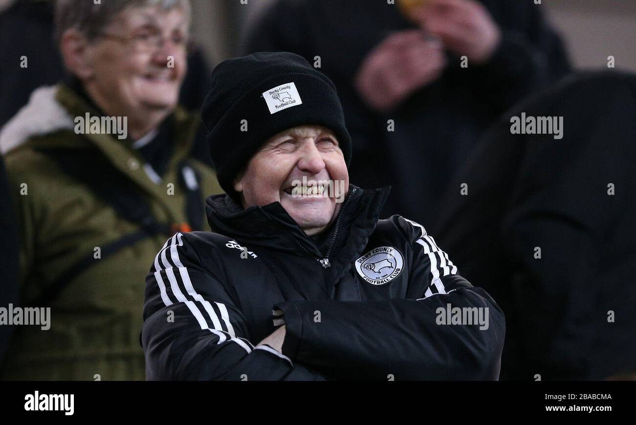 Ein Fan von Derby County zeigt seine Unterstützung auf den Tribünen Stockfoto