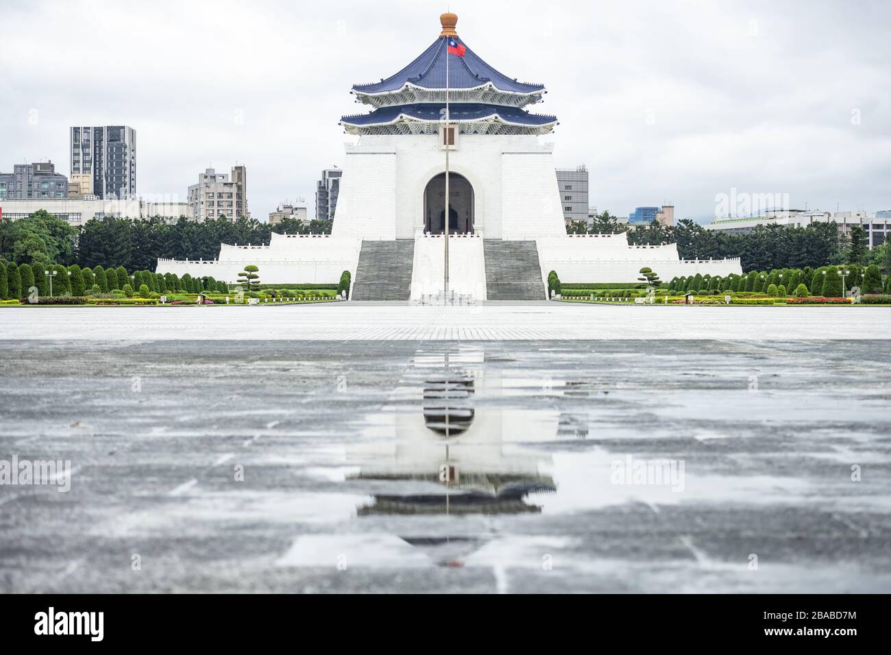 Atemberaubender Blick auf die Nationale Chiang Kai-Schek-Gedenkhalle in der Ferne mit ihrer Reflexion in einer Pfütze im Vordergrund. Stockfoto