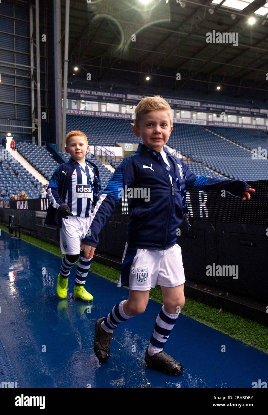 Ein allgemeiner Blick auf die jungen Fans von West Bromwich Albion, die vor dem aufkommenden Regen laufen Stockfoto