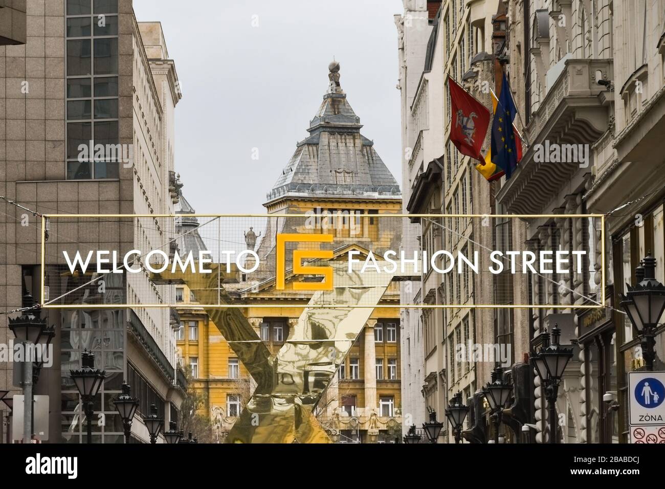 BUDAPEST, UNGARN - MÄRZ 2019: Bannerschild auf der anderen Straßenseite, das den Eingang zum Modeviertel von Budapest markiert Stockfoto