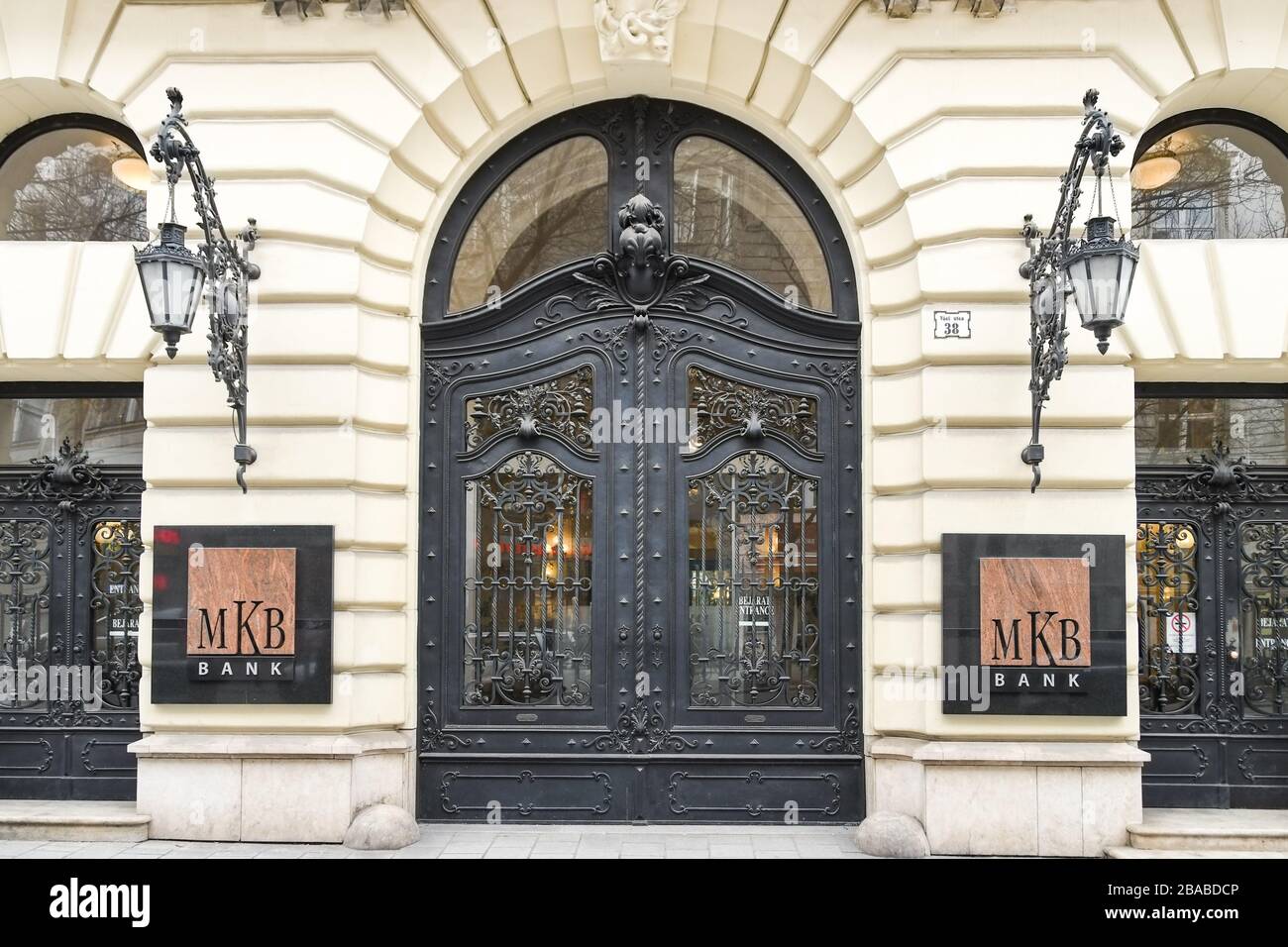 BUDAPEST, UNGARN - MÄRZ 2019: Eintritt in eine Filiale der MKB Bank in Budapest Stockfoto