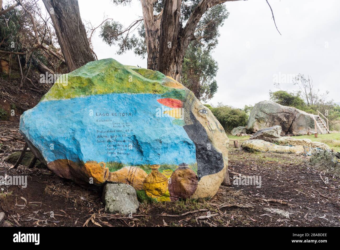 Aquitania, Boyaca/Kolumbien: 9. April 2018: Bunter gemalter Rock: Fakten über den Tota-See und Porträt eines indigenen Mannes. San Pedro Island, Isla Gr Stockfoto