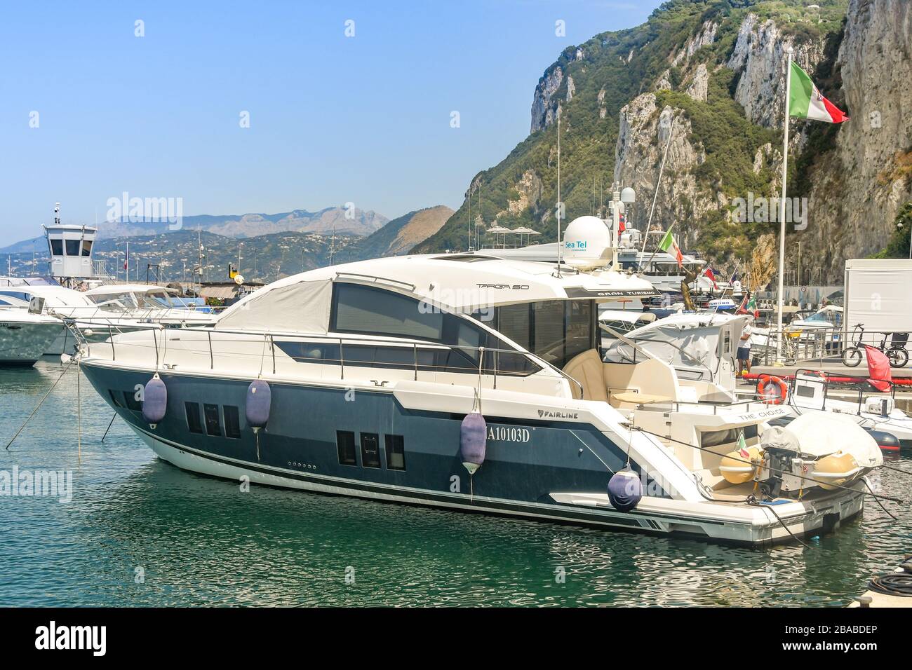 INSEL CAPRI, ITALIEN - AUGUST 2019: Luxusmotoryacht die Wahl liegt im Jachthafen auf der Insel Capri. Stockfoto