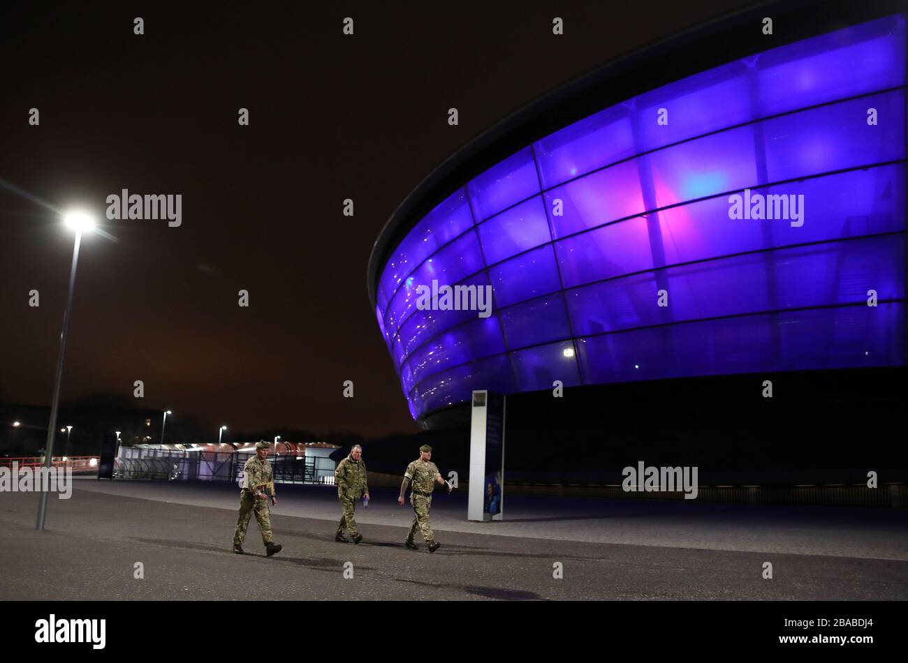 Der Militäreinsatz, der an der SSE Hydro in Glasgow vorbeiläuft, wird in einer Geste des Dankes an die hart arbeitenden NHS-Mitarbeiter, die versuchen, Coronavirus zu bekämpfen, blau beleuchtet. Am Donnerstag um 20 Uhr findet in ganz Großbritannien ein nationaler Jubel für die Helden des Gesundheitswesens statt, der von Türen, Fenstern und Balkons mit einem großen Applaus überallt wird. Stockfoto