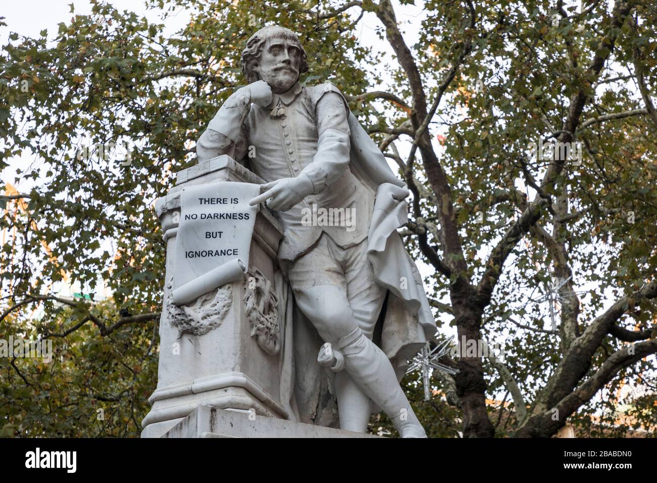 Statue von William Shakespeare mit Text There is No Darkness but Ignorance, Leicester Square Gardens, London, England, Großbritannien Stockfoto