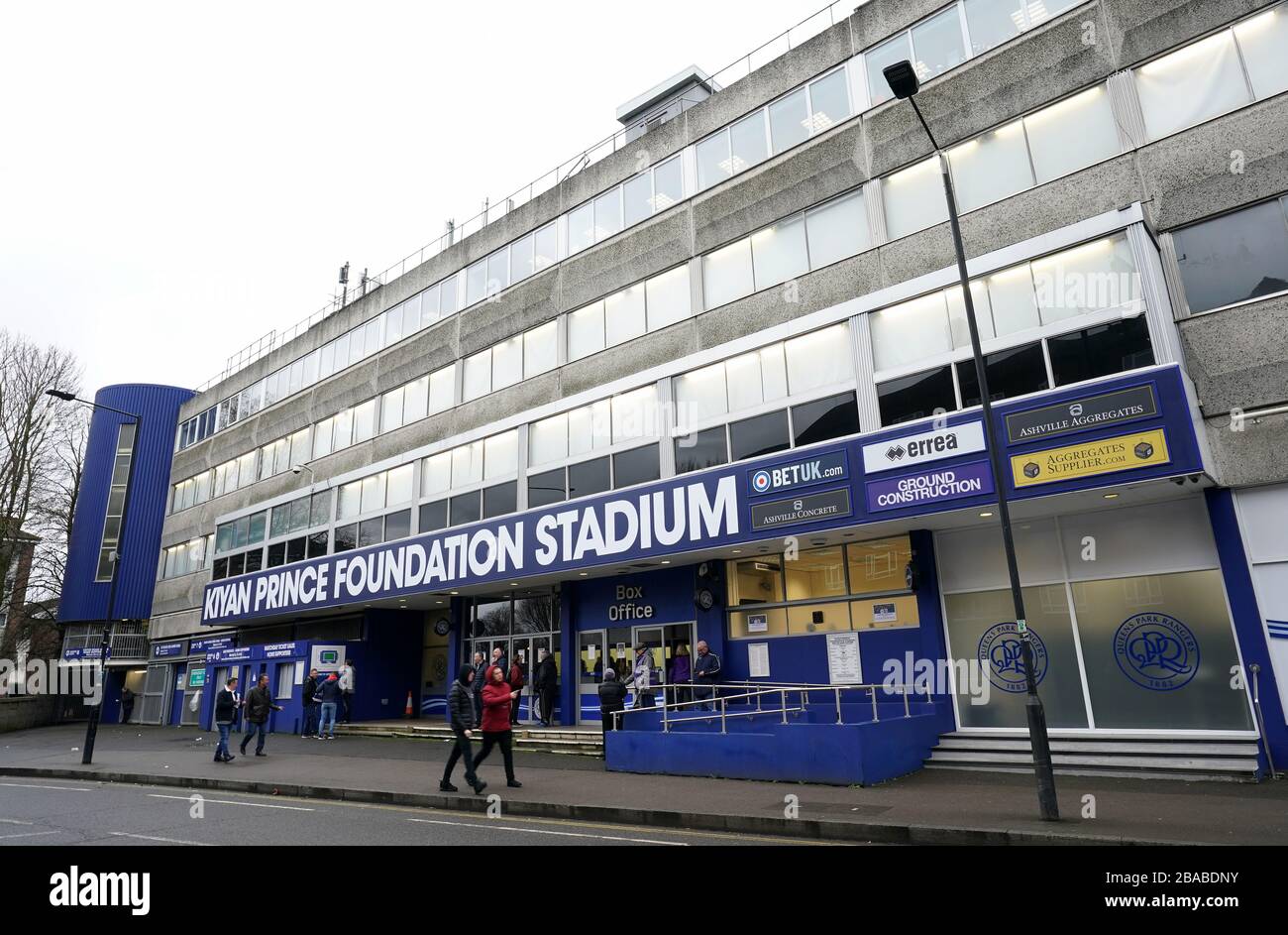 Die Fans gehen am Eingang zum Kiyan Prince Foundation Stadium vorbei, dem Heimstadion der Queens Park Rangers Stockfoto