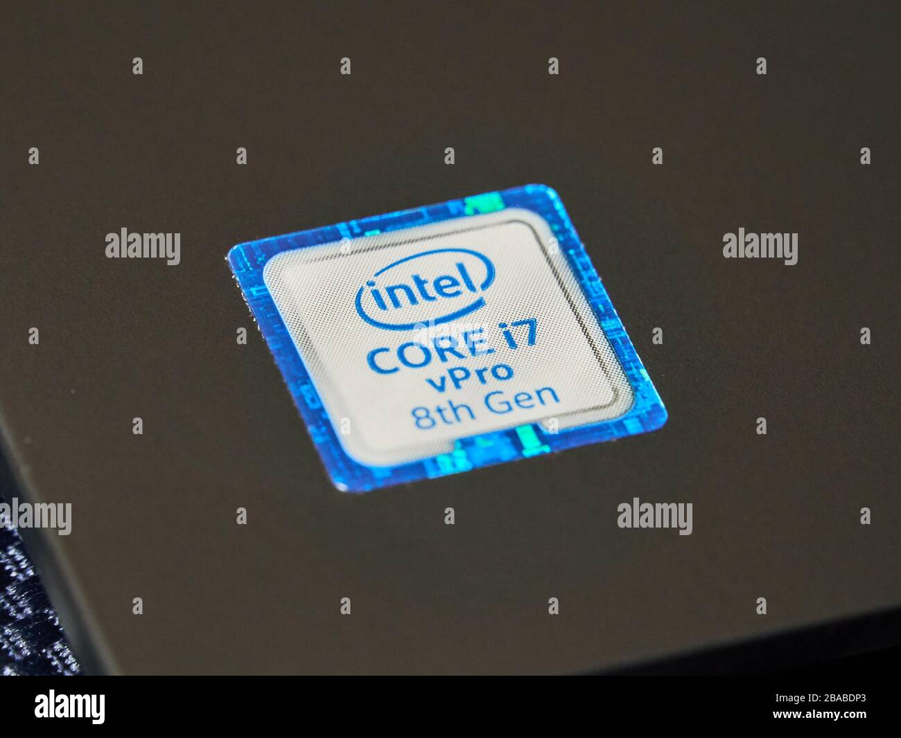 Montreal, Kanada - 17. März 2020: Bezeichnung der Intel Mobile CPU-Zentraleinheit i7 8. Generation. Intel ist ein amerikanisches multinationales Unternehmen Stockfoto