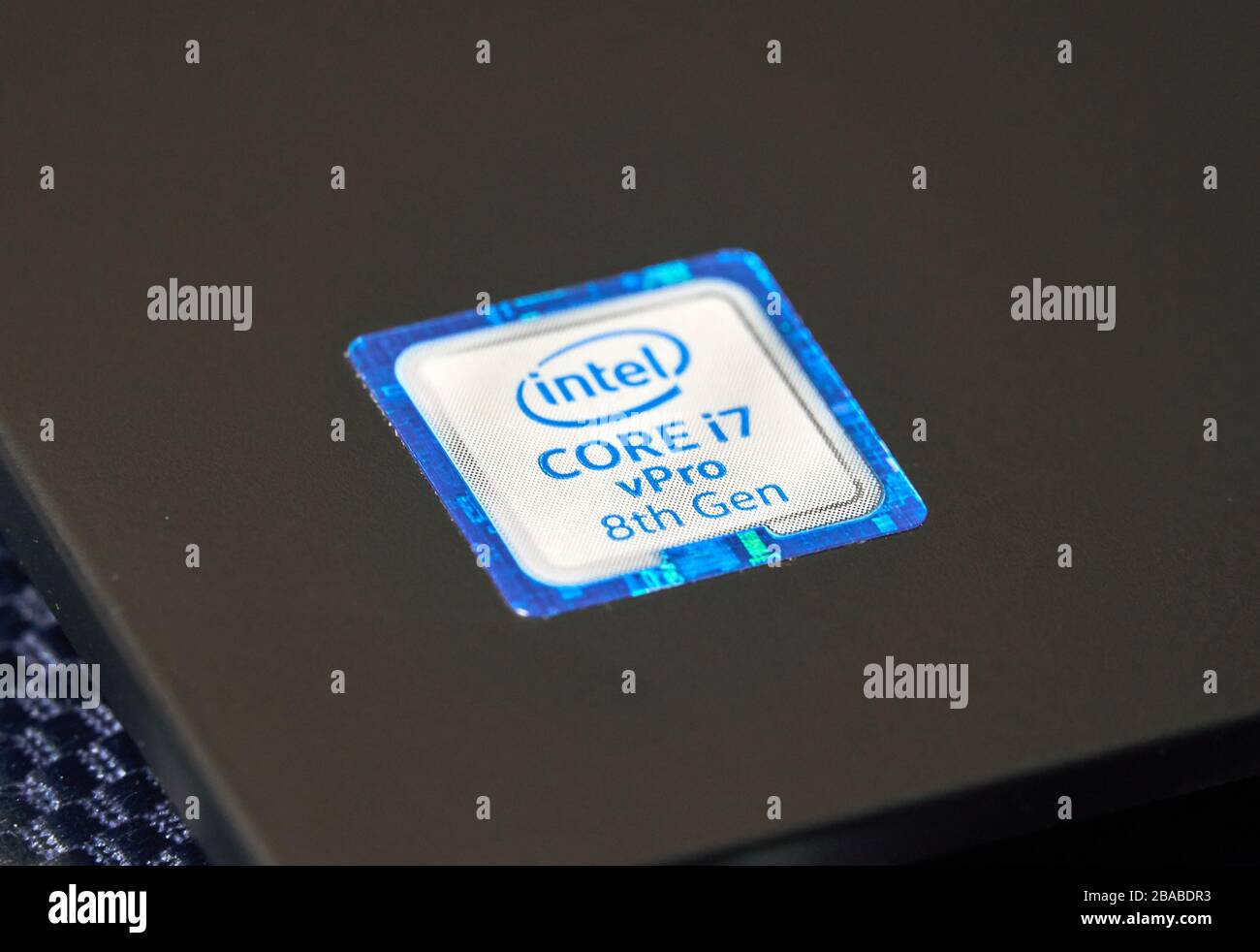 Montreal, Kanada - 17. März 2020: Bezeichnung der Intel Mobile CPU-Zentraleinheit i7 8. Generation. Intel ist ein amerikanisches multinationales Unternehmen Stockfoto
