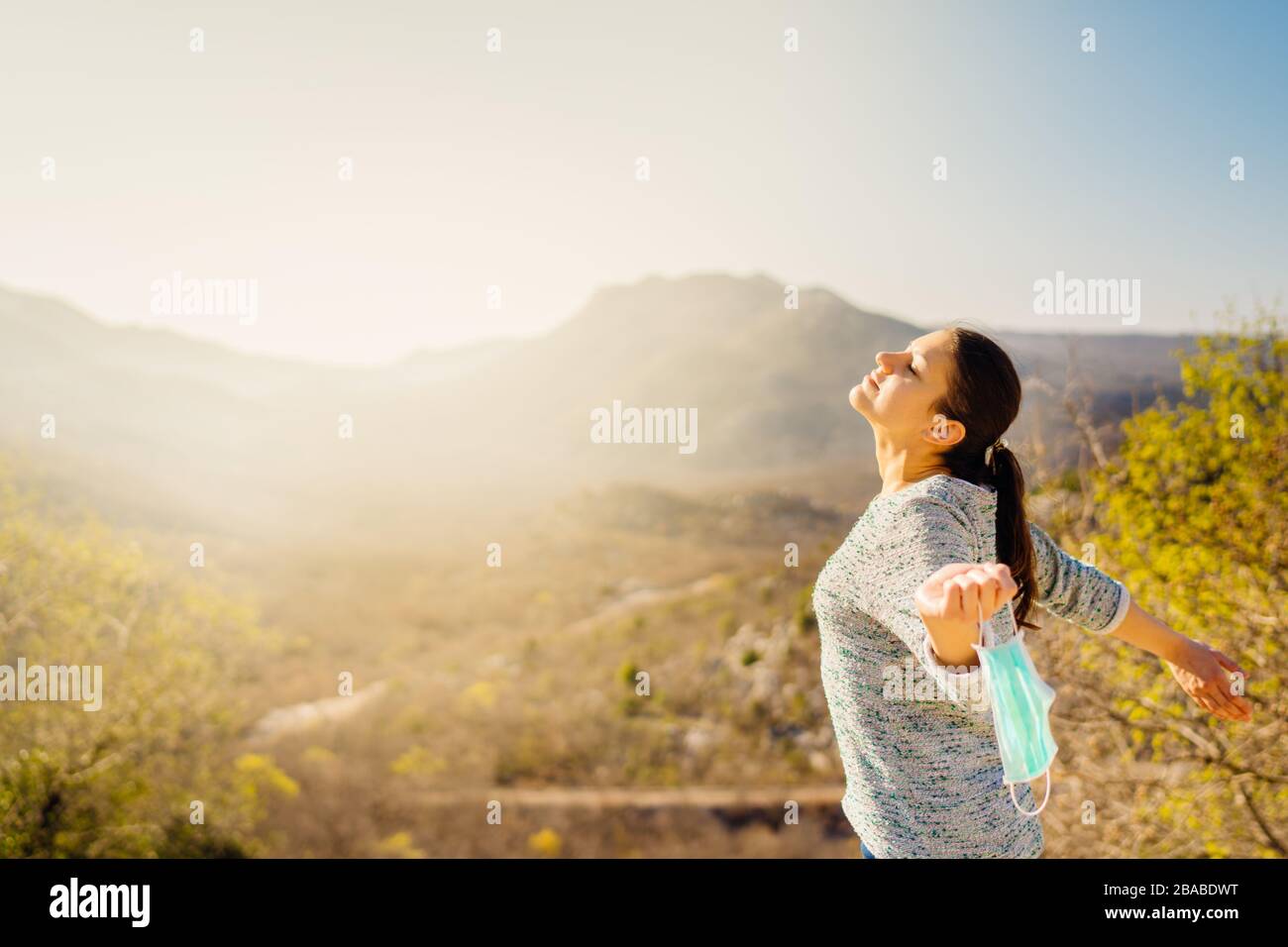 Frau feiert ohne Maske.Konzept des Besiegens von Krankheit.erholt von Coronavirus.Cured Disease emotionaler Patient.Covid-19 Virus-Outbreak-Problem Stockfoto