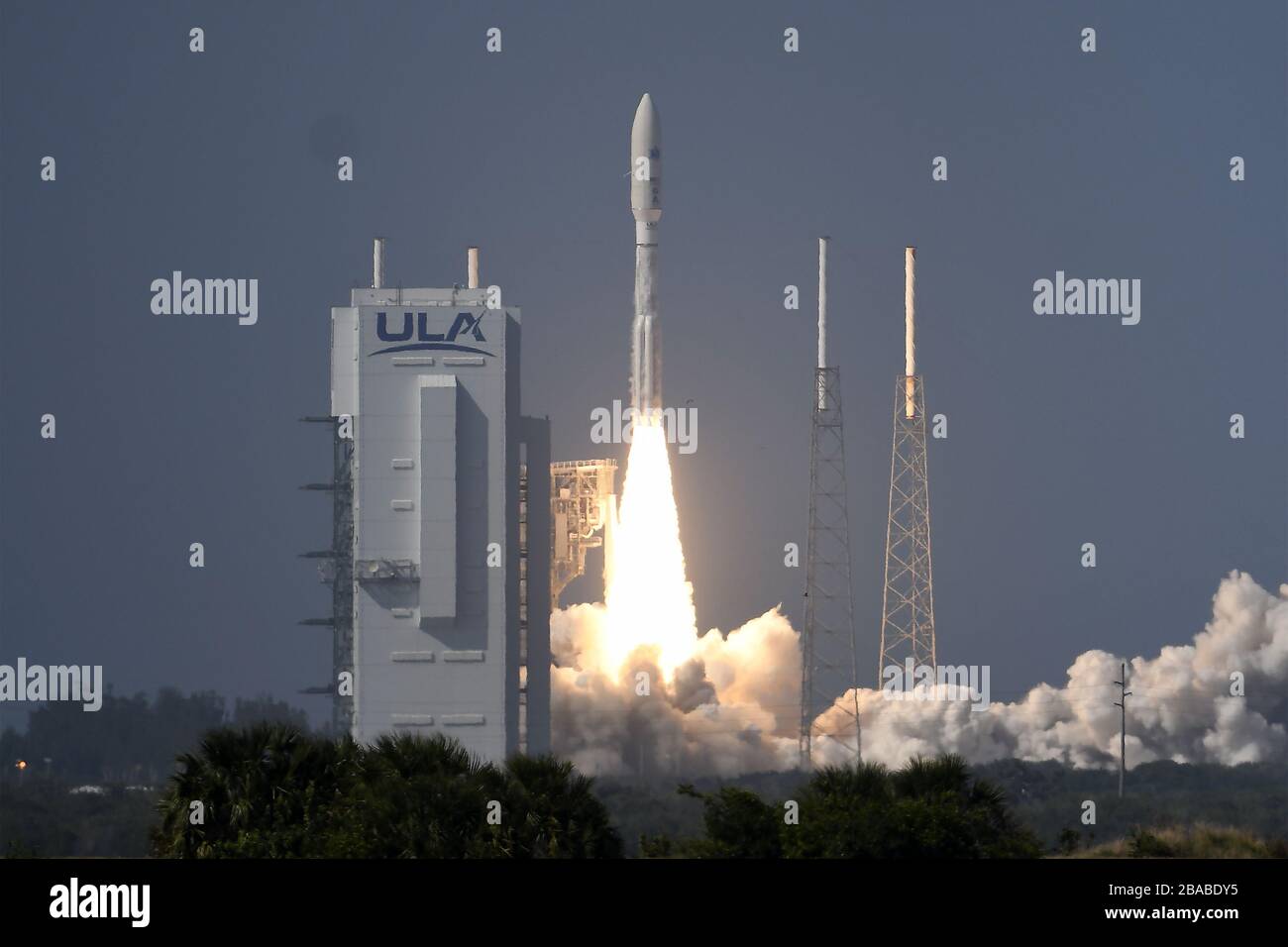 Cape Canaveral, Florida, USA. März 2020. Eine Atlas V-Rakete der United Launch Alliance (ULA) hebt am Donnerstag, 26. März 2020, um 16:18 Uhr von Komplex 41 auf der Cape Canaveral Air Force Station ab. Der Atlas startet den "Jam Resistant"-Kommunikationssatelliten AEHF-6 für die neu formierte US-Weltraumtruppe. Credit: UPI/Alamy Live News Stockfoto