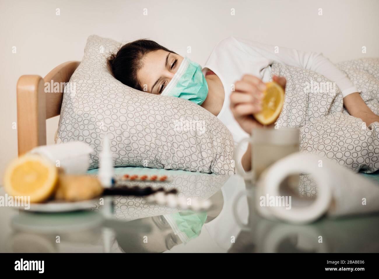 Kranke Frau in bed.Pneumonie disease.Grippe infizierte Patientin mit Schutzmaske, die an Symptomen einer Coronavirus-Krankheit leidet.attackierte das Immunsystem.US Stockfoto