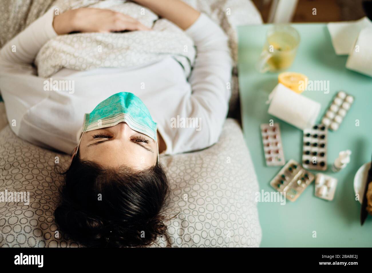 Kranke Frau mit Maske in mobilen Quarantäne-Krankenhauseinheiten Isolation.Coronavirus Covid-19 Patient mit Lungenentzündung Krankheit Symptome Gesundheit Behandlung Männer Stockfoto