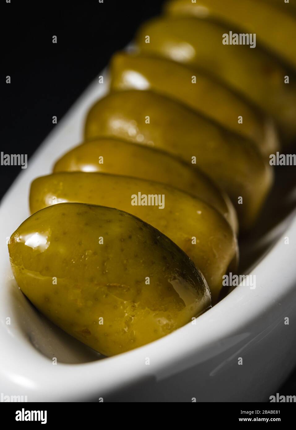 Grüne Oliven in Servierform. Stockfoto