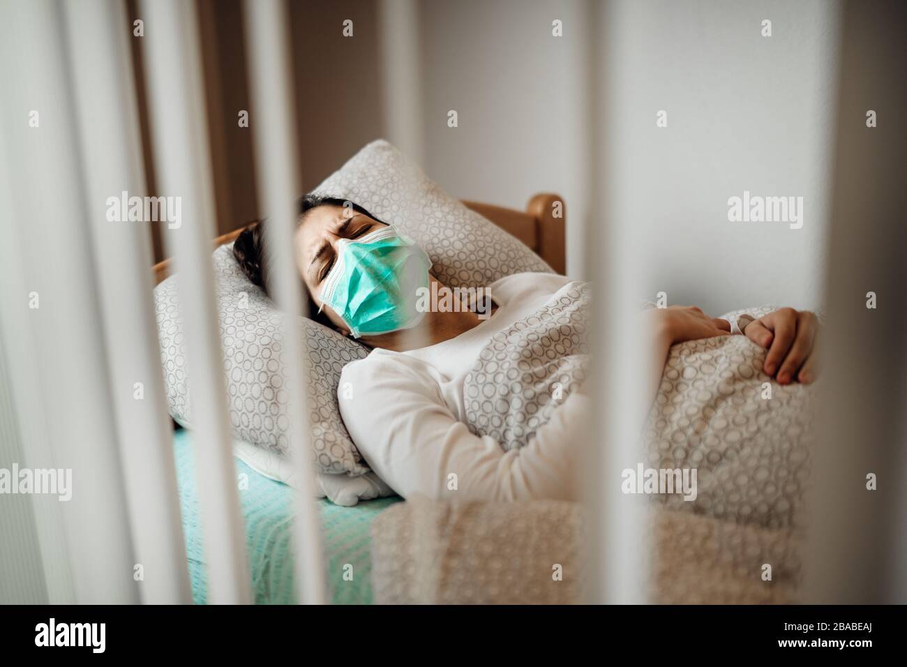 Kranke Frau mit Maske in mobilen Quarantäne-Krankenhauseinheiten Isolation.Coronavirus Covid-19 Patient mit Lungenentzündung Krankheit Symptome Gesundheit Behandlung Männer Stockfoto