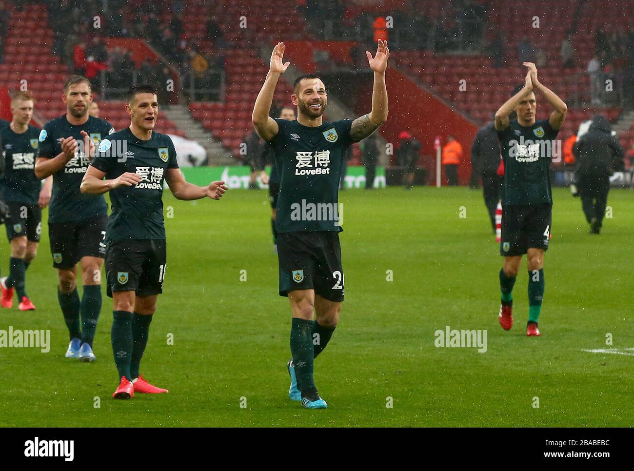 Burnleys Phil Bardsley (Center) feiert nach dem Spiel Stockfoto