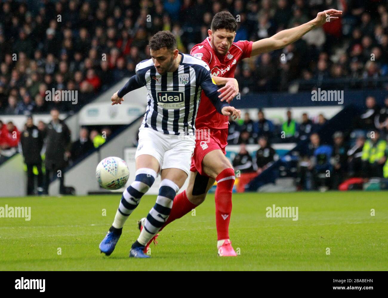 West Bromwich Albions Hal Robson-Kanu (links) und Tobias Figueiredo von Nottingham Forest kämpfen um den Ball Stockfoto