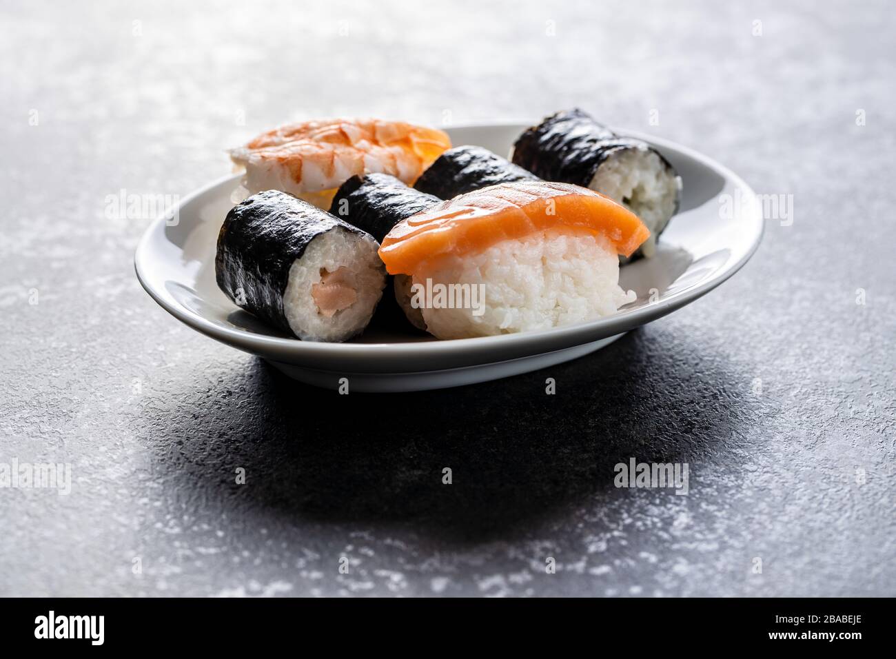 Japanische Sushi-Küche. Maki und Nigiri sushi auf dem Teller. Stockfoto
