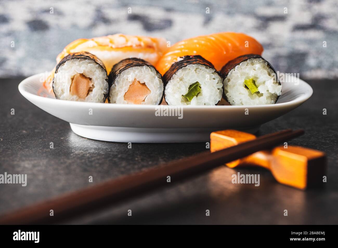 Japanische Sushi-Küche. Maki und Nigiri rollen Sushi mit Lachs, Kaviar, Avocado und Thunfisch. Stockfoto