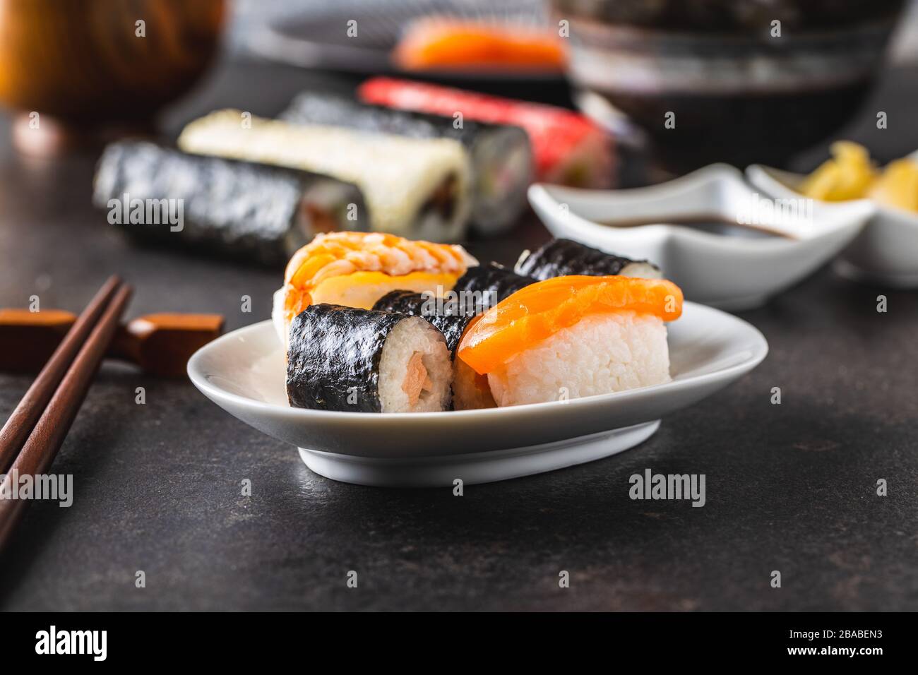 Japanische Sushi-Küche. Maki und Nigiri rollen Sushi mit Lachs, Kaviar, Avocado und Thunfisch. Stockfoto