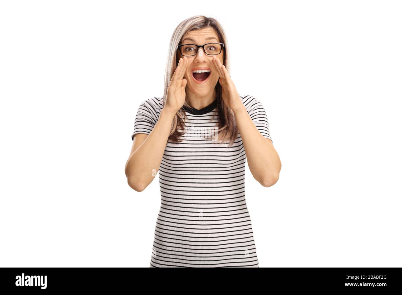 Blonde Frau mit Brille, die isoliert auf weißem Hintergrund schreit Stockfoto