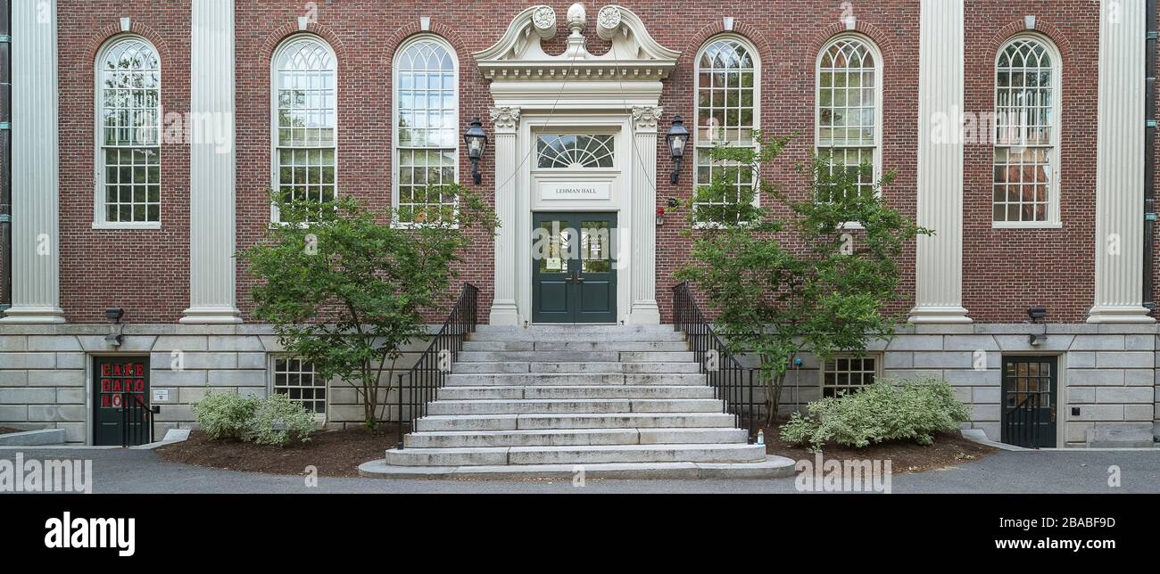 Eingang zum Lehman Hall Gebäude, Harvard University, Cambridge, Massachusetts, USA Stockfoto