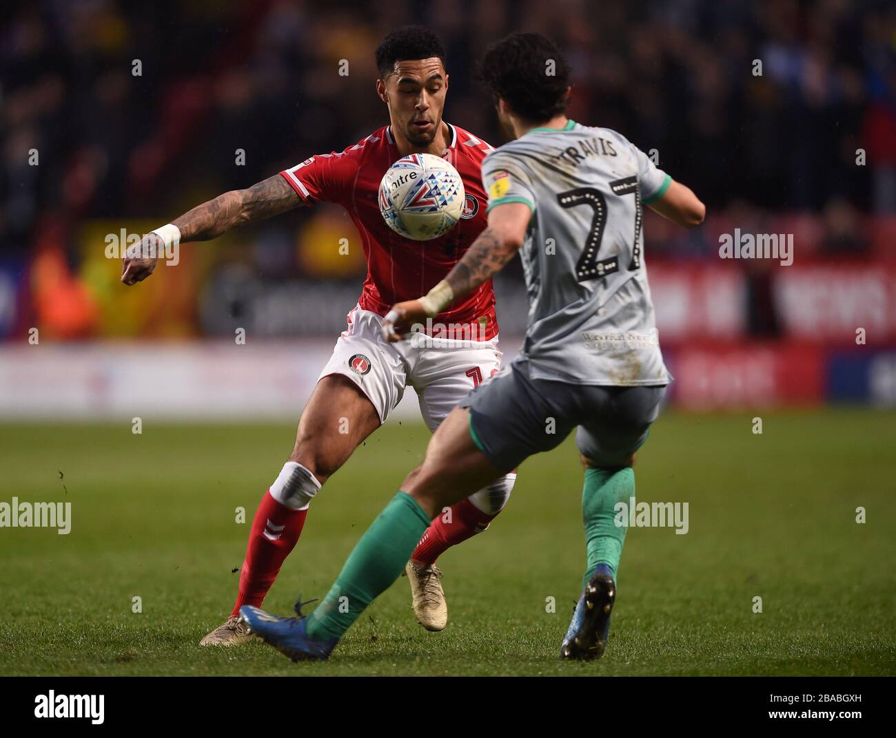 Andre Green (links) von Charlton Athletic und Lewis Travis von Blackburn Rovers kämpfen um den Ball Stockfoto