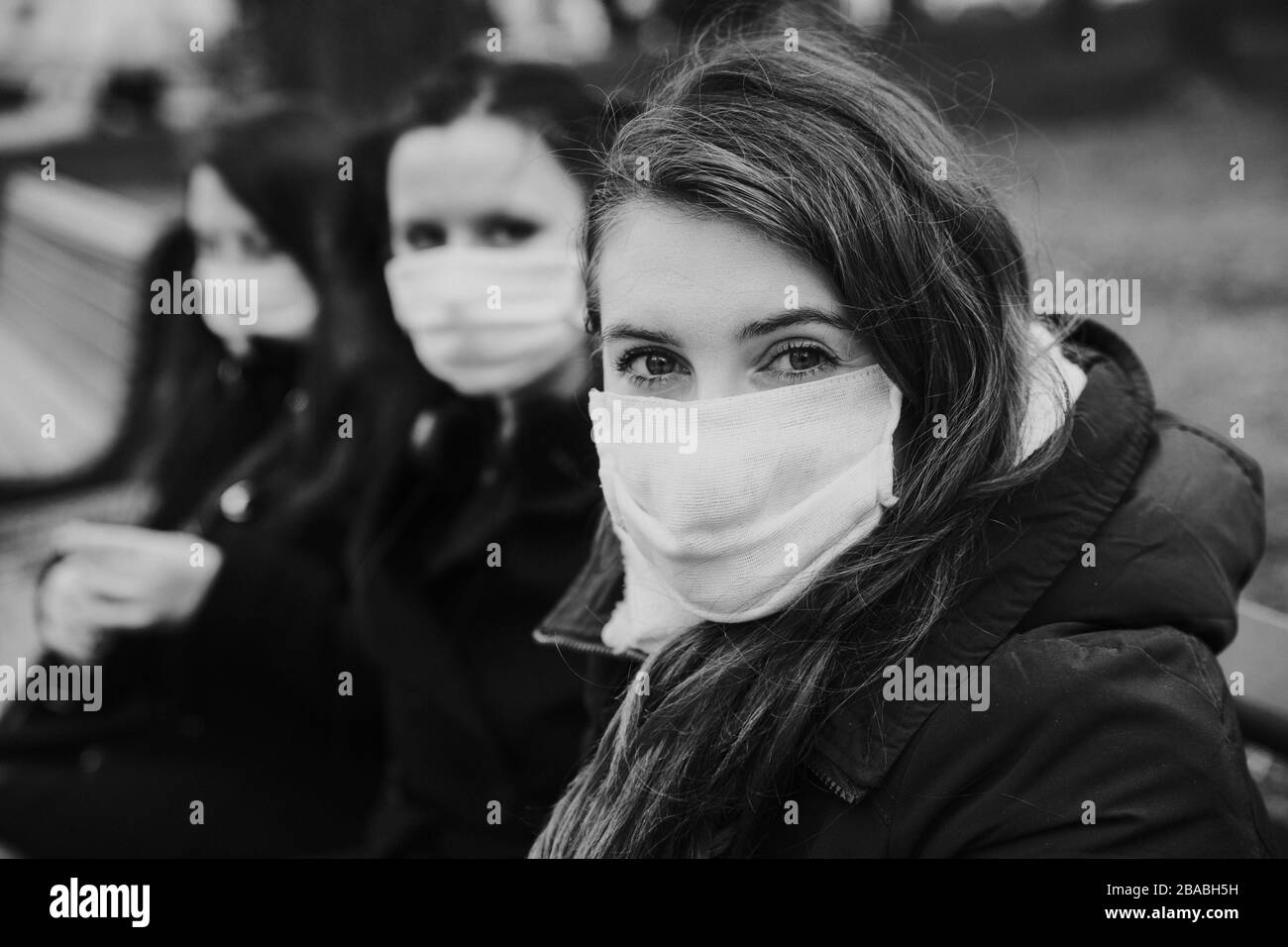 Menschen, die während der Grippe oder einer ansteckenden Pandemie medizinische Masken tragen Stockfoto