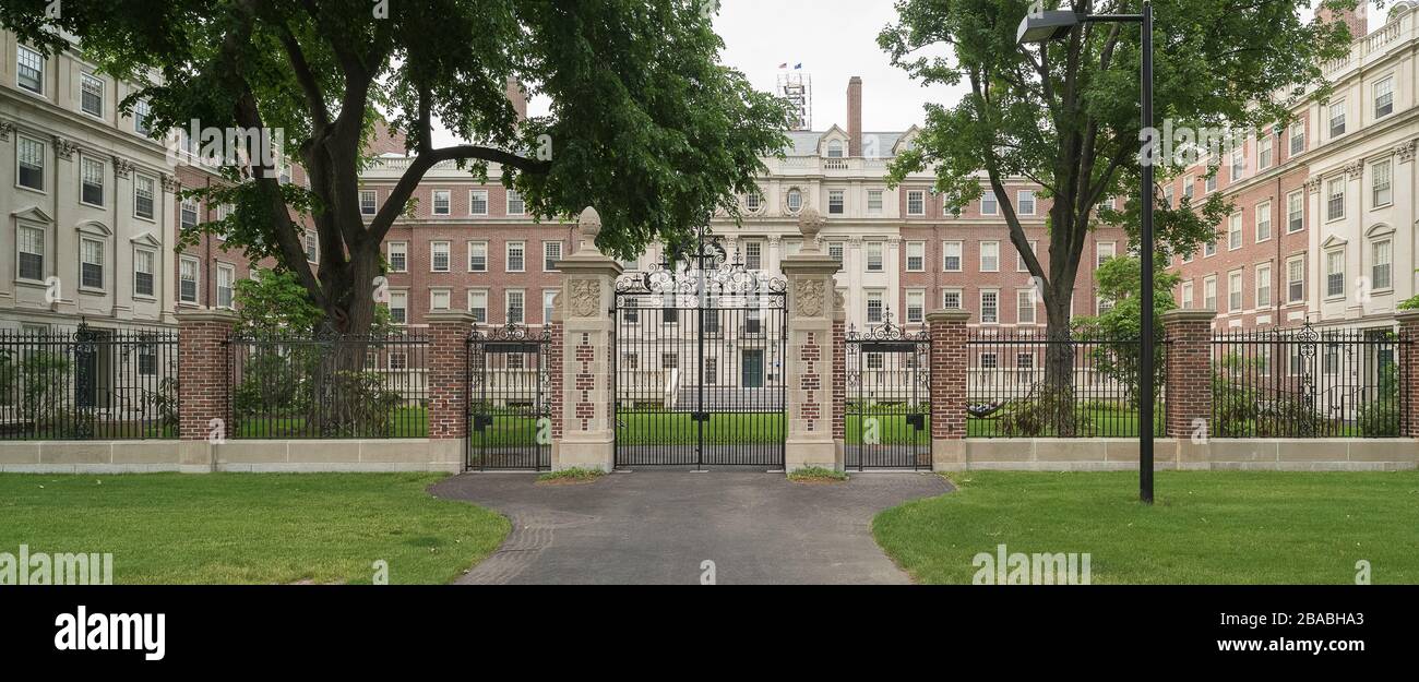 Gebäude hinter dem Zaun, Cambridge, Massachusetts, USA Stockfoto