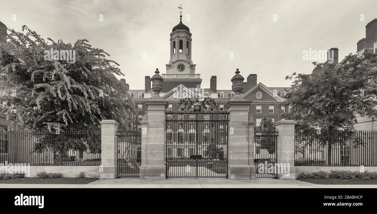 Majestätisches Gebäude hinter dem Zaun, Cambridge, Massachusetts, USA Stockfoto